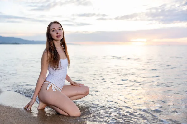 Retrato Chica Bonita Posando Juguetonamente Playa Arena — Foto de Stock