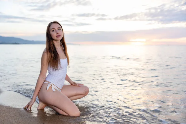 Portrait Jolie Fille Posant Ludique Sur Plage Sable Fin — Photo