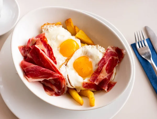 Geleneksel Iştah Açıcı Spanyol Yemeği Kızarmış Yumurta Patates Kızartması Beyaz — Stok fotoğraf