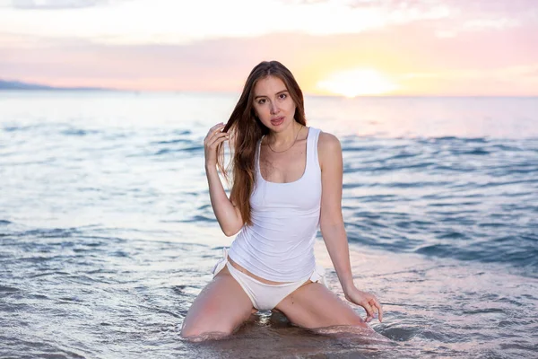 Mujer Sexy Posando Playa Atardecer Fondo — Foto de Stock