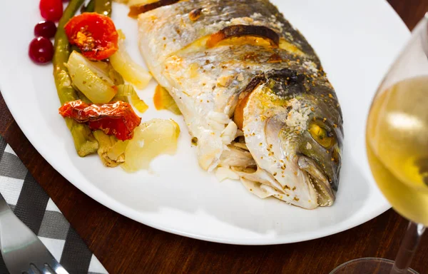 Whole Dorada Fish Baked Lemon Served Vegetable Garnish Cranberries — Stock Photo, Image