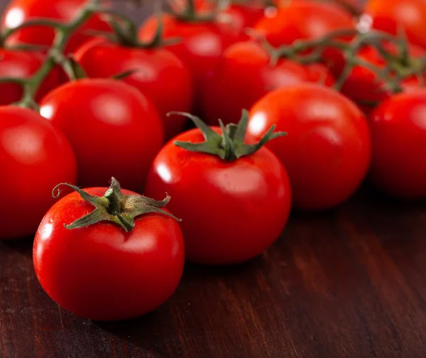 Veel Rijpe Tomaten Houten Ondergrond Hoge Kwaliteit Foto — Stockfoto