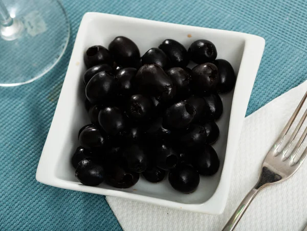 Whole Pitted Black Olives Bowl Table — Stock Photo, Image