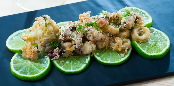 Mâncare Delicioasă Din Fructe Mare Calamari Bătuți Cuttle Servite Felii — Fotografie, imagine de stoc