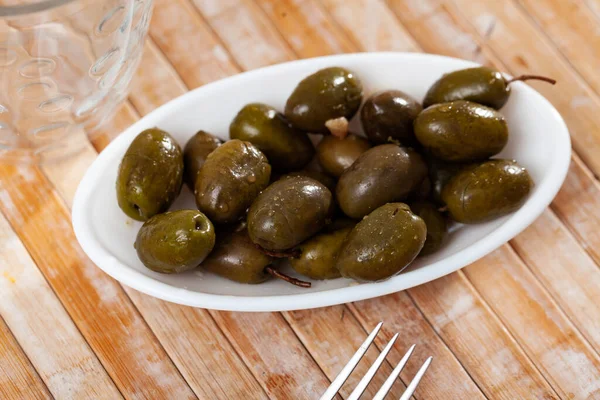 Ein Bündel Grüner Oliven Auf Einem Teller Vorspeise Auf Dem — Stockfoto