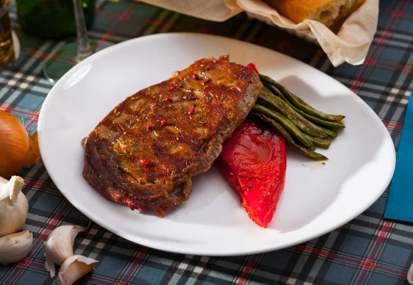 Delicioso Entrecote Carne Frita Servido Com Enfeite Vegetal Feijão Verde — Fotografia de Stock