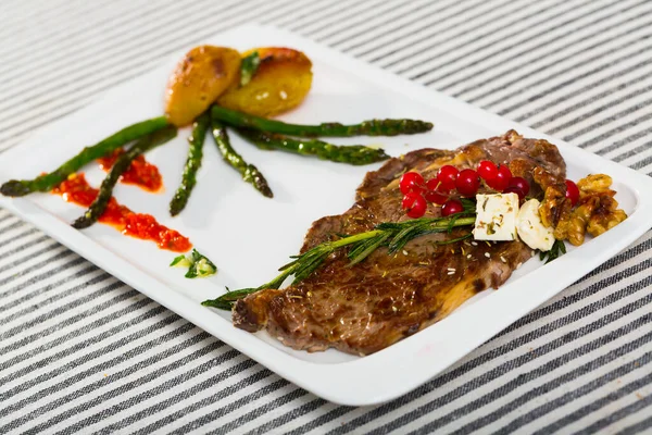 Fotografía Plato Con Ternera Horno Con Verduras Restaurante —  Fotos de Stock