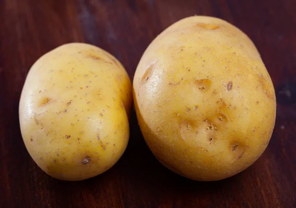 Closeup Duas Batatas Frescas Orgânicas Fundo Madeira Ingrediente Vegetariano Saudável — Fotografia de Stock
