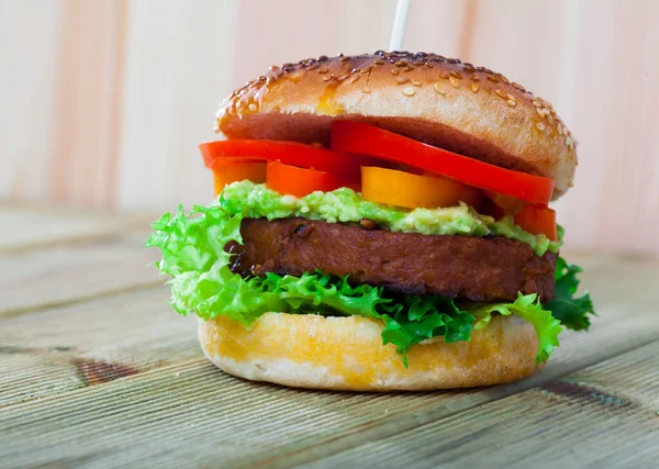 Hamburguesa Vegetariana Apetitosa Con Empanada Verduras Asadas Lechuga Fresca Tomates — Foto de Stock