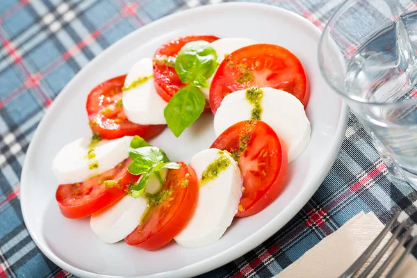 Salade Légère Jeune Fromage Tomates Sauce Pesto — Photo