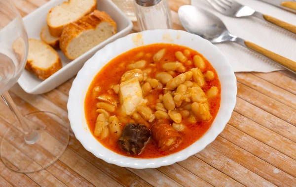 用猪肉 血香肠和什锦煮的红豆放在白碗里 传统的西班牙菜 — 图库照片