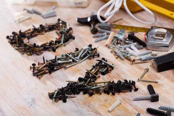 Letras Muchos Tornillos Metálicos Mesa Taller — Foto de Stock