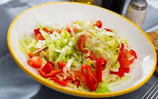 Insalata Con Peperoni Rossi Lattuga Cipolle Foto Alta Qualità — Foto Stock