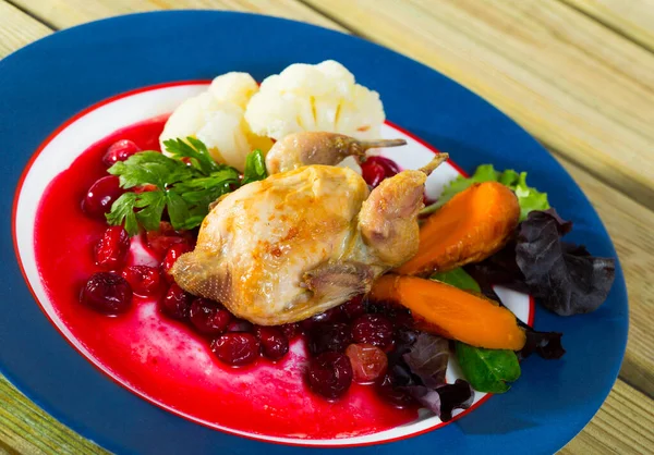 味道鲜美的烤松鸡 配上糖化胡萝卜 红莓酱 蔬菜和青菜 — 图库照片