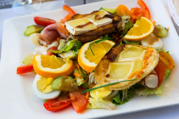 Kızarmış Keçi Peynirli Sağlıklı Salata Portakal Salatalık Domates Bal Balzamik — Stok fotoğraf