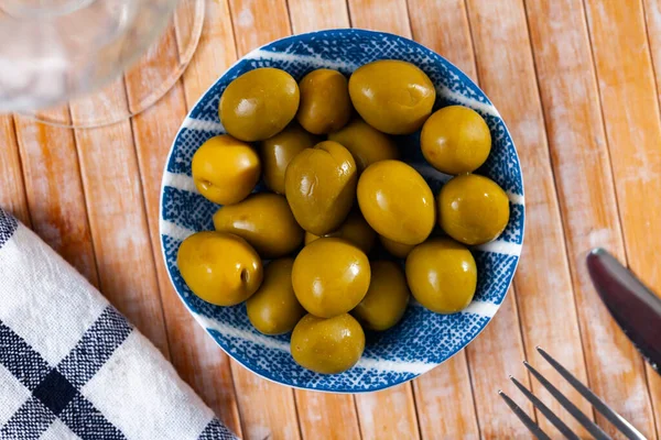 Typische Spanische Tapas Sind Grüne Eingelegte Oliven Mit Kernen Auf — Stockfoto