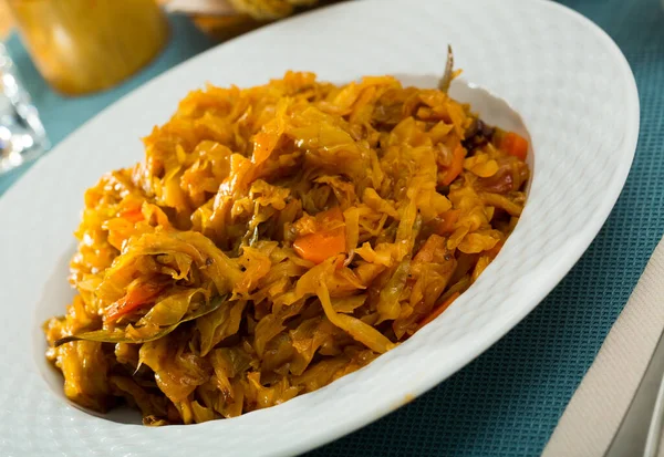 Plat Végétarien Savoureux Chou Braisé Aux Carottes Servi Dans Une — Photo