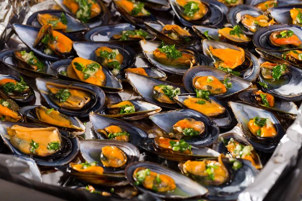 Frisch Gebackene Schwarze Muscheln Mit Kräutern Backblech — Stockfoto