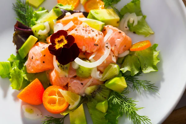 Ceviche Saumon Avec Avocat Kumquat Aneth Servi Sur Assiette — Photo