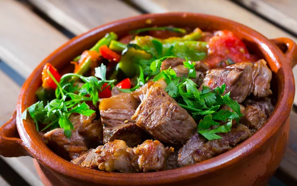 National Bulgarian Dish Gyuvech Baked Meat Assorted Vegetables Greens Traditionally — Stock Photo, Image