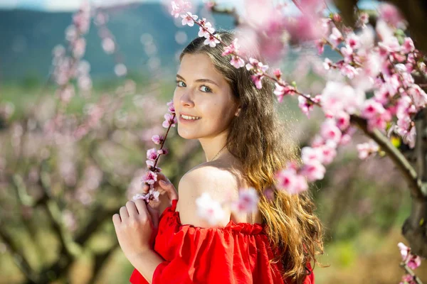 Portrét Šťastné Krásné Mladé Ženy Dlouhými Vlasy Stojící Vedle Kvetoucí — Stock fotografie