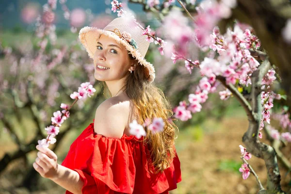 Gelukkig Meisje Het Voorjaar Tuin Perzik Een Rode Jurk — Stockfoto