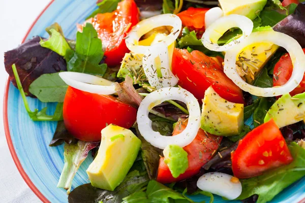 Teller Mit Salat Mit Rucola Tomate Und Avocado Restaurant — Stockfoto