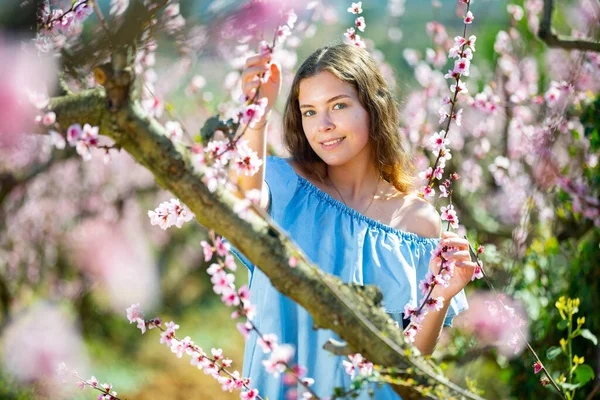 Πορτρέτο Της Νεαρής Χαμογελαστής Γυναίκας Έναν Κήπο Ανθισμένες Ροδακινιές — Φωτογραφία Αρχείου