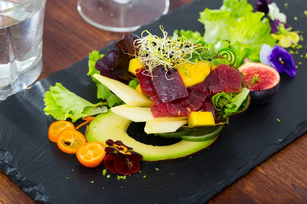 Insalata Tonno Fresco Con Avocado Maturo Mango Decorato Con Frutta — Foto Stock