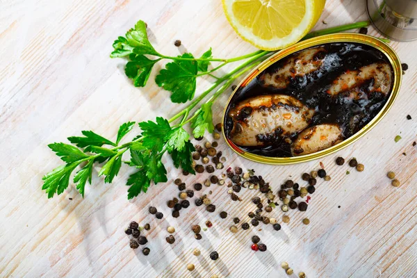 Meeresfrüchte Vorspeise Marinierte Tintenfisch Chipirones Tintenfischtinte Offener Blechdose Auf Holztisch — Stockfoto