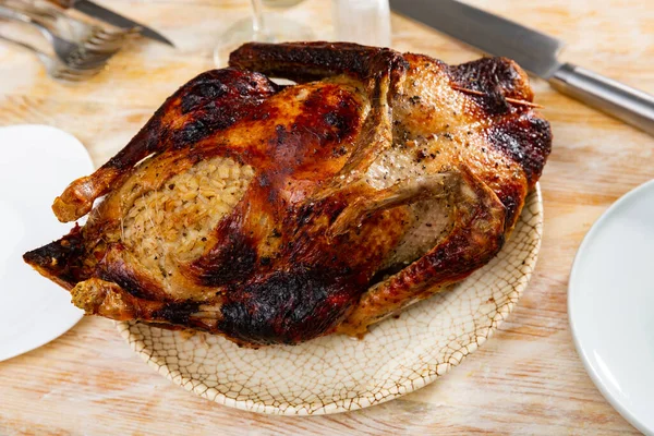 Ganso Asado Entero Estilo Rústico Relleno Con Cebada Servida Plato —  Fotos de Stock