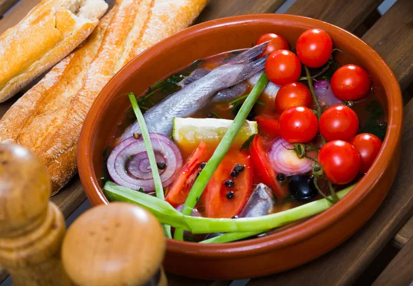 Soupe Pêcheur Bouillon Merlan Bleu Avec Tomates Citron Poivrons Servis — Photo