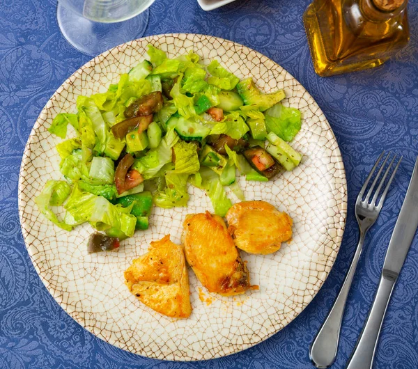 Salatalı Tavuk Göğsü Servis Edilen Parçalarla Servis Edilir — Stok fotoğraf