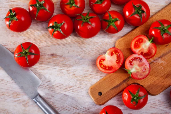 Bild Von Geschnittenen Frischen Tomaten Auf Holztisch Der Heimischen Küche — Stockfoto