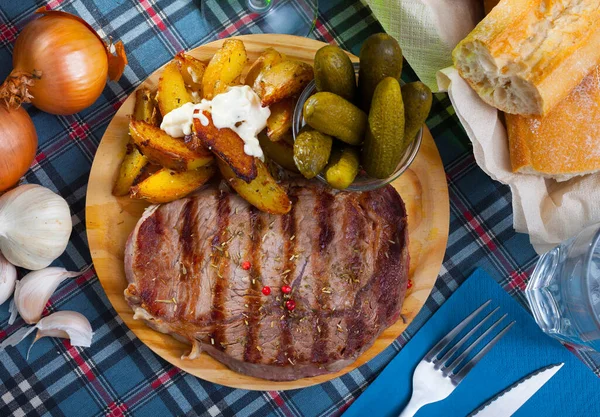 Boeuf Grillé Servi Avec Des Pommes Terre Frites Des Cornichons — Photo