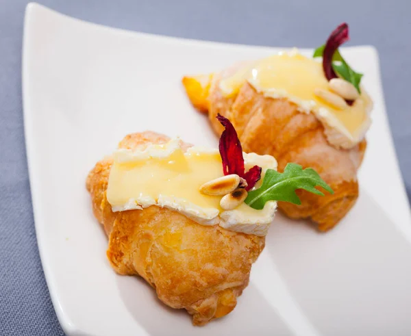 Camembert Peynirli Mini Kruvasan Kavrulmuş Çam Fıstığı Roka — Stok fotoğraf