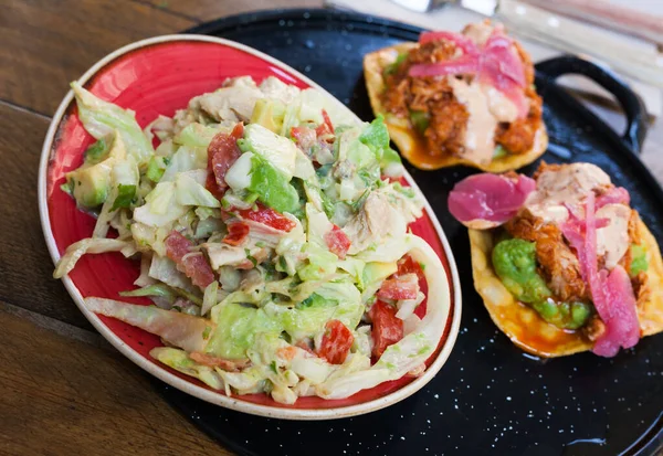 Мексиканская Кухня Вкусного Куриного Салата Авокадо Тунцом Тостада — стоковое фото
