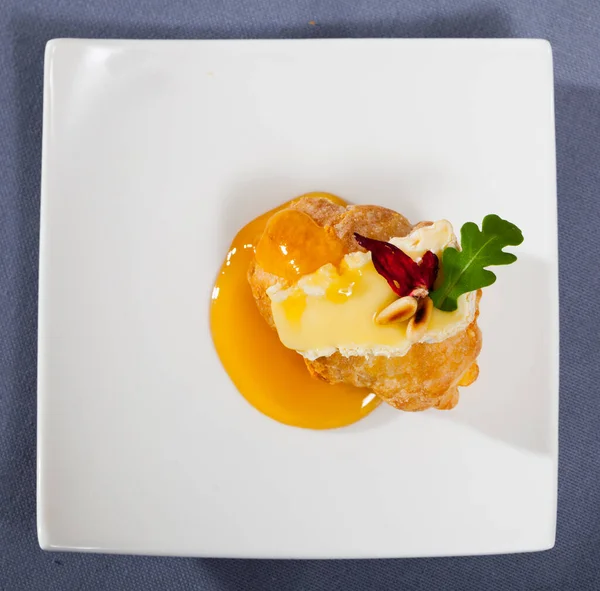 Fransız Mini Kruvasan Peyniri Dilimlenmiş Taze Roka Kurutulmuş Amber Çiçeğiyle — Stok fotoğraf