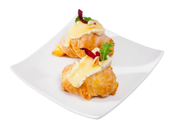 Mini Croissant Dengan Camembert Arugula Dan Kacang Pinus Panggang Terisolasi — Stok Foto