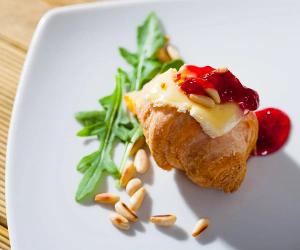 Obrázek Mini Croissantu Camembertem Malinovou Marmeládou — Stock fotografie