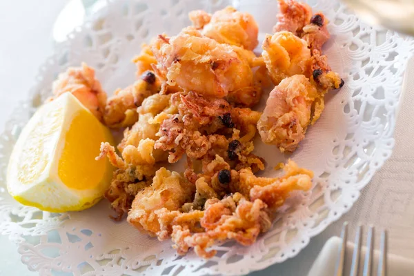 Crispy Deep Fried Baby Cuttlefish Served Slice Lemon — Stock Photo, Image