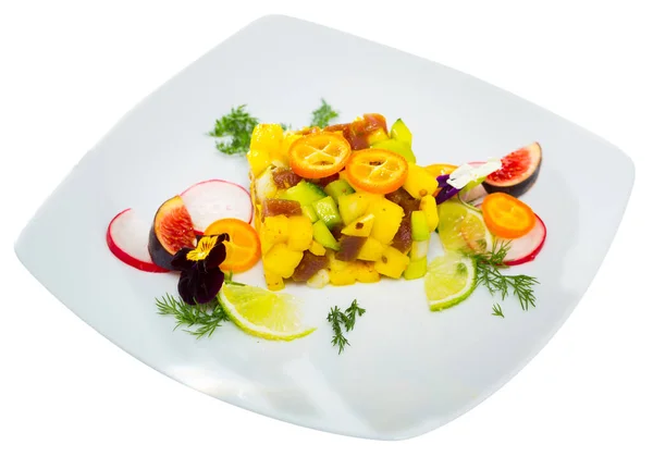 Placa Delicioso Tártaro Atún Con Mango Aguacate Higos Kumquat Servido —  Fotos de Stock