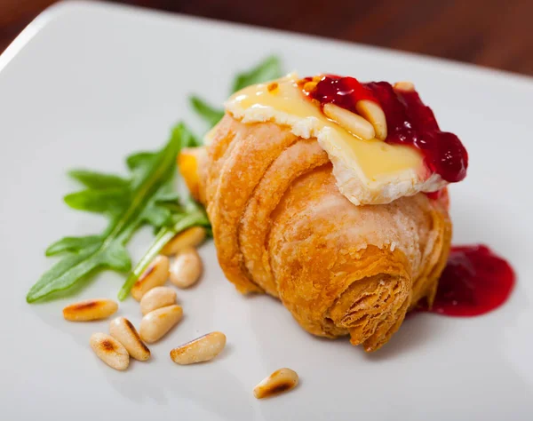 Jemný Krémový Camembert Plátek Podávaný Mini Croissantu Marmeládou Pečenými Borovými — Stock fotografie