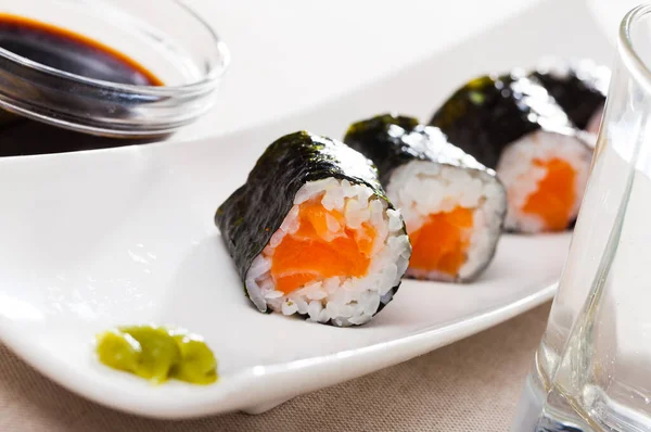 Meniu Sushi Maki Rulouri Somon Servit Wasabi Sos Soia Placă — Fotografie, imagine de stoc