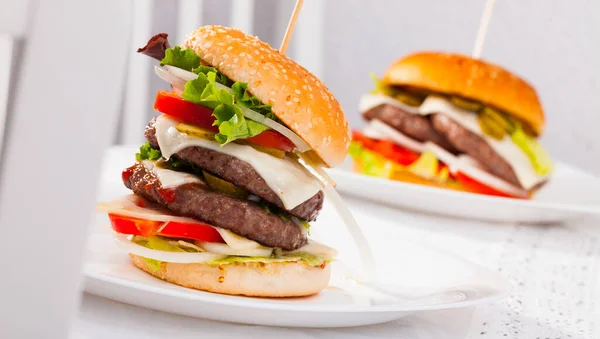 Deux Délicieux Hamburger Double Savoureux Avec Escalope Bœuf Légumes Frais — Photo