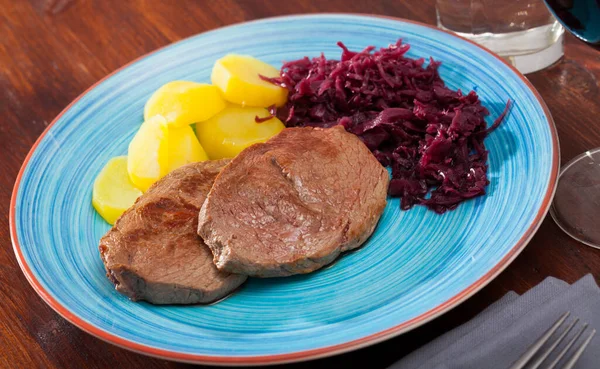 Kalbsmedaillon Mit Kartoffeln Und Sauerkraut Gesundes Rindersteak Mit Bratkartoffeln Und — Stockfoto