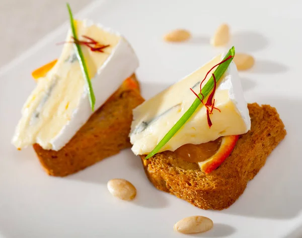 Lekkere Crostini Met Blauwe Kaas Sinaasappel Versierd Met Bieslook Pijnboompitten — Stockfoto