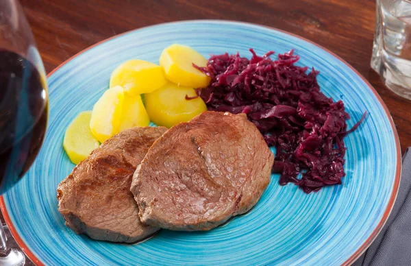 Μπριζόλες Μοσχαρίσιου Κρέατος Γαρνιτούρα Βραστής Πατάτας Και Λάχανο Μαριναρισμένο — Φωτογραφία Αρχείου