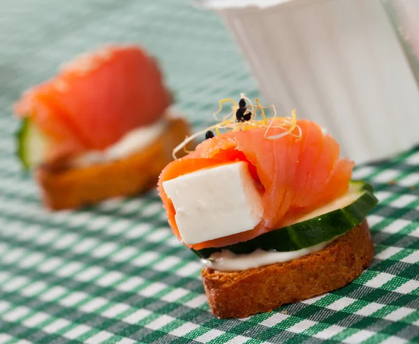 Bruschetta Com Fatia Salmão Marinado Pepino Queijo Verde — Fotografia de Stock