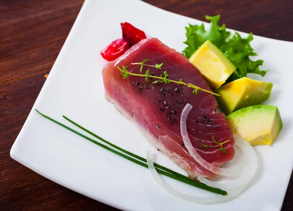 Delicioso Atún Crudo Servido Con Aguacate Fresco Verduras Plato — Foto de Stock